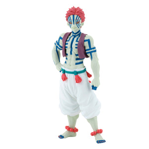 “Figura Akaza de Demon Slayer Bandai en pose desafiante.”