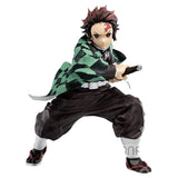 Tanjiro Kamado en pose de ataque con katana en mano