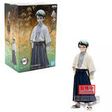 “Figura de Yushiro de Demon Slayer junto a su caja Bandai original.”