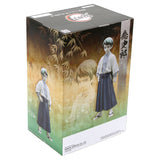 “Figura de Yushiro de Demon Slayer junto a su caja Bandai original.”