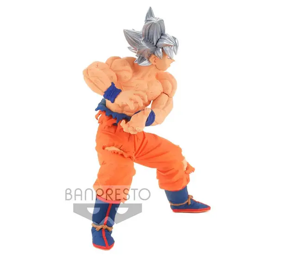 “Vista lateral de Goku Ultra Instinct con músculos definidos y pantalón rasgado.”