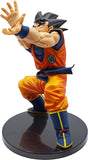 “Figura de Goku en pose dinámica sobre base negra coleccionable.”