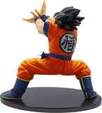 “Vista posterior de Goku con kanji en su traje naranja clásico.”