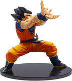 “Vista lateral de Goku con kanji en su traje naranja clásico.”