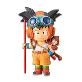 “Figura chibi de Goku con arma y traje de explorador.”