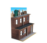 “Fachada completa del Diorama Street Scene NECA con ventanas y puerta.”