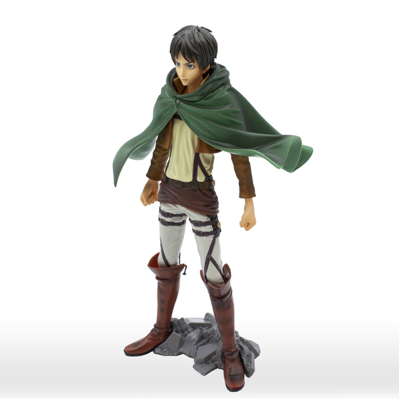 Figura de Eren Jaeger con capa verde sobre base rocosa.