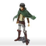 Figura de Eren Jaeger con capa verde sobre base rocosa.