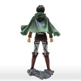 Vista trasera de Eren con capa al viento y botas de combate.