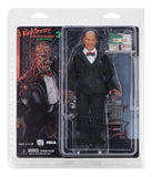 "Figura de Freddy Krueger de 8 pulgadas en su empaque original de NECA, con prenda textil."