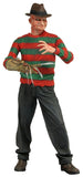 "Figura de acción Freddy Krueger en su icónica pose con su guante de cuchillas y sombrero."