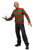 "Figura de Freddy Krueger junto a sus accesorios: sombrero removible y guante con cuchillas."