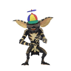 "Figura Ultimate Gamer Gremlin acompañada de sus accesorios: palomitas, vaso de soda, mini máquina de arcade y gorra de hélice."