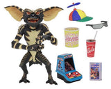 "Figura Ultimate Gamer Gremlin acompañada de sus accesorios: palomitas, vaso de soda, mini máquina de arcade y gorra de hélice."