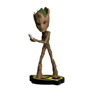 "Figura de Groot con su base decorativa temática de Avengers: Infinity War."