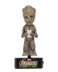 "Figura Groot Body Knockers Avengers fuera de su empaque, lista para exhibir su movimiento solar."