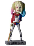 "Primer plano de la figura Harley Quinn mostrando los detalles del rostro, su vestimenta y el bate decorado."