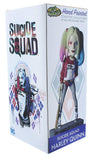 "Vista lateral del empaque de la figura Harley Quinn con arte inspirado en Suicide Squad y detalles adicionales."