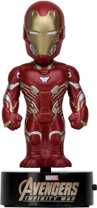 "Figura de Iron Man Body Knockers en su base solar, ideal para exhibir y activar con luz solar."