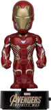 "Figura de Iron Man Body Knockers en su base solar, ideal para exhibir y activar con luz solar."
