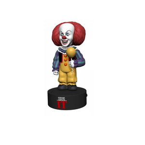 "Figura IT Pennywise 1990 Body Knocker de NECA en primer plano mostrando sus colores vibrantes y detalles característicos."