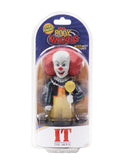 "Detalle de la figura IT Pennywise en su empaque original de NECA, destacando la etiqueta de energía solar."