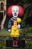 "Figura IT Pennywise 1990 de NECA en acción, alimentada por energía solar."