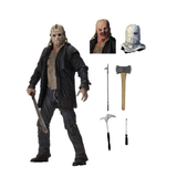 "Jason Voorhees posando con su hacha y machete, acompañado de todas las armas y accesorios incluidos."