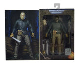 "Figura de Jason Voorhees en su empaque original de NECA mostrando la portada de Friday the 13th Part VI."