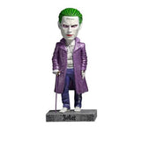"Vista cercana de la figura Joker mostrando acabados precisos y características realistas."