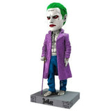 "Figura Joker de NECA acompañada de su base personalizada con detalles del personaje."