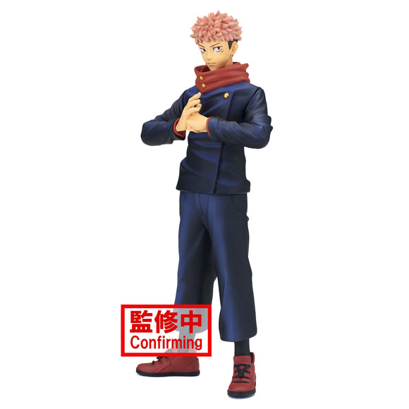“Figura de Yuji Itadori con uniforme negro y postura de técnica maldita.”

