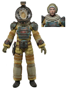"Figura de Kane con los accesorios incluidos: casco intercambiable y detalles del traje espacial."