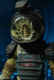 "Primer plano del detalle del casco de Kane con el daño causado por el Facehugger."


