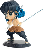 Vista lateral de la figura con cabello azul degradado y espadas