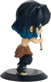 Vista lateral de la figura con cabello azul degradado y espadas