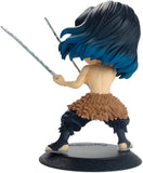 Vista trasera de la figura con cabello azul degradado y espadas