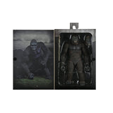 "Figura de acción King Kong en su empaque original de NECA mostrando su escala Isla Calavera."
