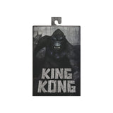 "Figura de acción King Kong en su empaque original de NECA mostrando su escala Isla Calavera."