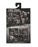 "Figura King Kong Jungla de Concreto NECA en su empaque original con diseño detallado."