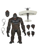 "Figura King Kong de NECA junto con accesorios: cadenas, cabezas intercambiables, manos adicionales y avión biplano."