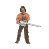  "Figura de Leatherface con su cabeza intercambiable y sierra eléctrica, lista para exhibir."