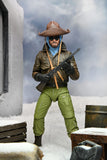"Figura de MacReady con accesorios incluidos: sombrero, gafas, bufanda, escopeta y botella."