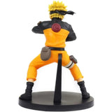 “Figura de Naruto en pose ninja con uniforme Shippuden.”