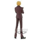 “Figura DXF Sanji de One Piece con guantes negros y traje burdeos.”