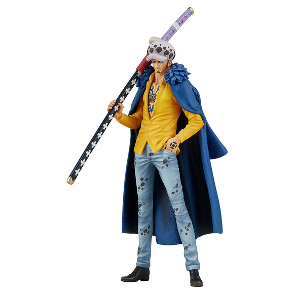 “Figura completa de Law One Piece en pose de combate.”