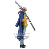 “Vista lateral de Trafalgar Law con capa azul y katana.”