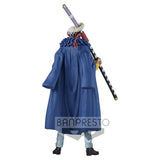 “Vista trasera de Trafalgar Law con capa azul y katana.”