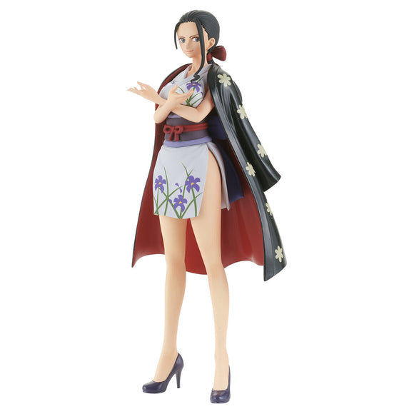 “Nico Robin con capa negra y base de exhibición incluida.”