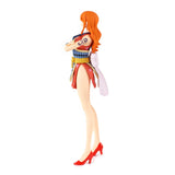 “Figura Nami con kimono rojo, lazo blanco y zapatos rojos.”
